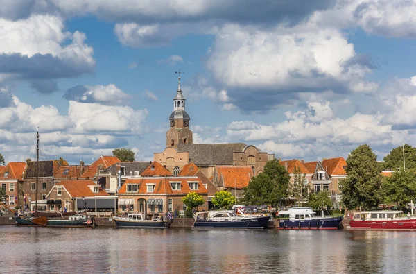 Boats at the quay of historic village Blokzijl — Stock Photo, Image