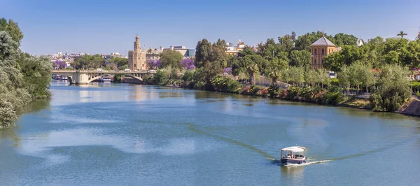 Panorama del río Guadalquivir y la torre dorada en Sevil —  Fotos de Stock