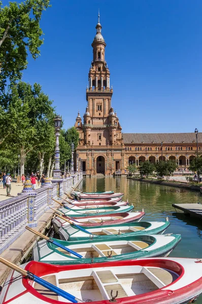 Sevilla Plaza Espana kuleönünde kürek tekneler — Stok fotoğraf
