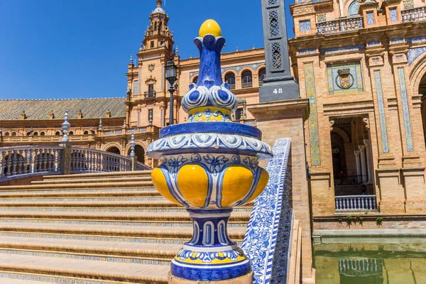 Plaza Espana köprüsü üzerinde mavi ve sarı dekorasyon — Stok fotoğraf