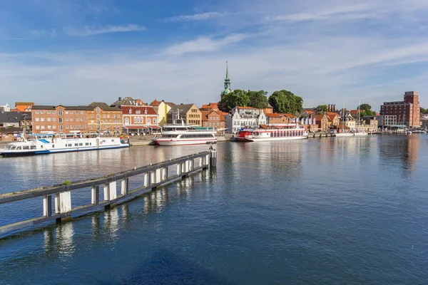 Schlei folyó és a kikötő a történelmi város Kappeln — Stock Fotó