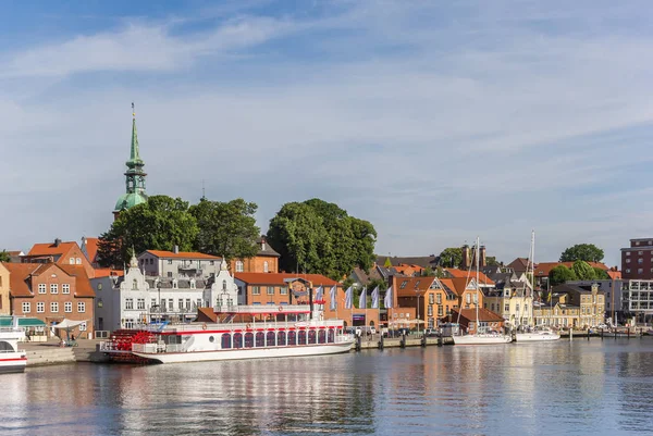 Pádový člun v přístavu historického města Kappeln — Stock fotografie