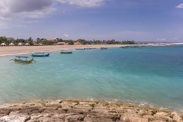 Agua turquesa en la bahía de Kuta — Foto de Stock