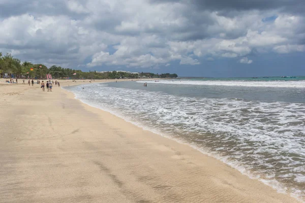 Gente en la playa de Seminyak en Bali — Foto de Stock