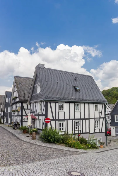 Cobblestoned street with half timbered houses in Freudenberg — Stock Photo, Image