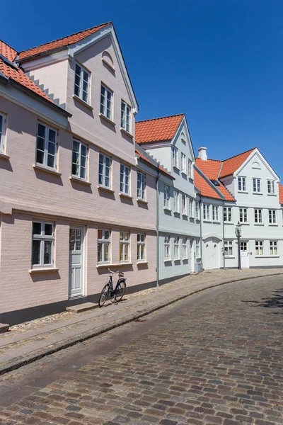 Brukowana ulica z zabytkowymi domami w Ribe — Zdjęcie stockowe