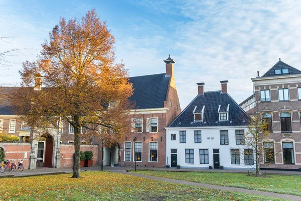 Historische huizen aan het Martinihof-plein in Groningen — Stockfoto