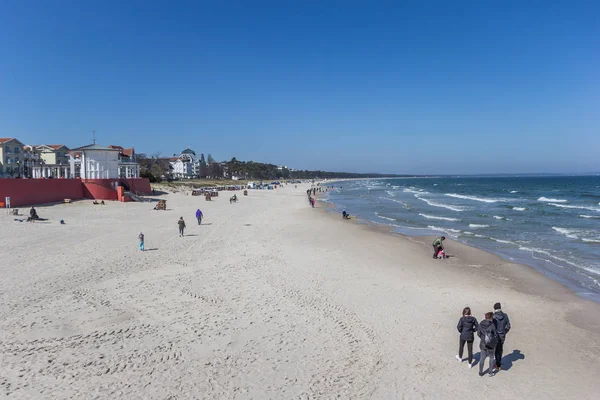 Personnes se promenant sur la plage de Binz sur l'île de Rugen — Photo