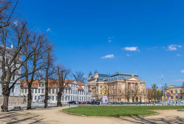 Parque y edificios históricos en el centro de Schwerin — Foto de Stock