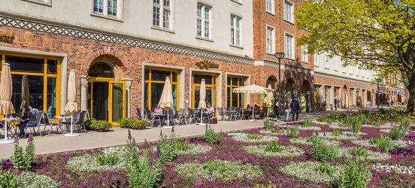 Panorama de un parterre frente a un restaurante en Rostock — Foto de Stock