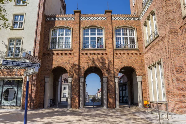 Portão arquitetônico no centro de Rostock — Fotografia de Stock