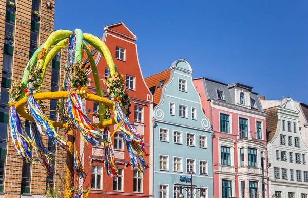 Albero di maggio e case colorate a Rostock — Foto Stock