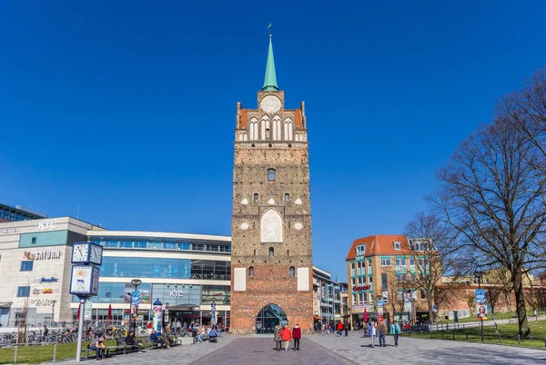 Puerta histórica de la ciudad Kropeliner Tor en el centro de Rostock — Foto de Stock