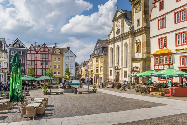 Bunte Häuser am zentralen Marktplatz von Hachenburg — Stockfoto