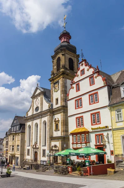 Maria kirche und historische häuser in hachenburg — Stockfoto