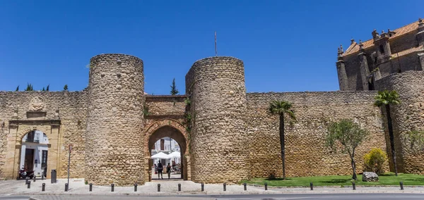 Ronda történelmi városkapujának panorámája — Stock Fotó