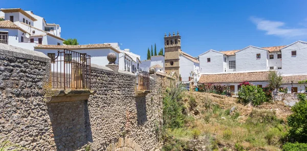 Blick auf die alte Brücke und den Kirchturm von Ronda — Stockfoto