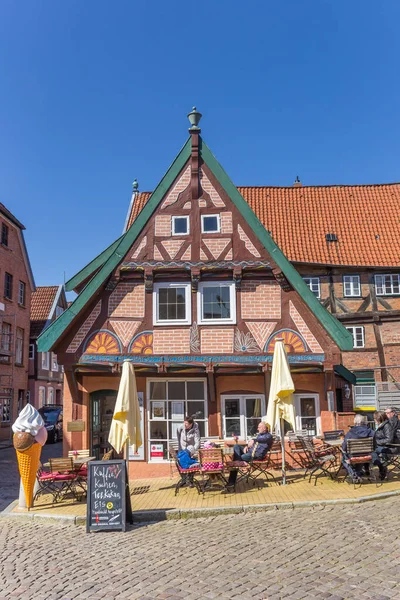 People enjoying the sun at a cafe in Lauenburg — Stock Photo, Image