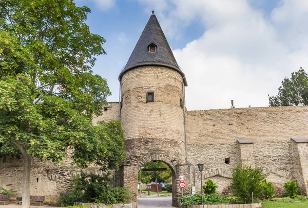 Torre de entrada en la antigua muralla de Andernach — Foto de Stock