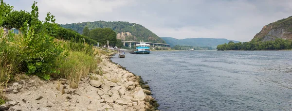 Panorama de um barco no rio Reno perto de Andernach — Fotografia de Stock