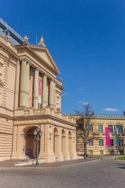 Schwerin tarihi merkezinde Mecklenburg Devlet Tiyatrosu — Stok fotoğraf