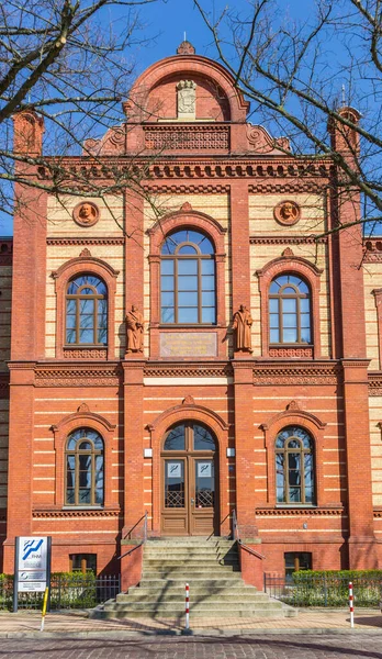 Schwerin 'deki tarihi bir okul binasının cephesi — Stok fotoğraf