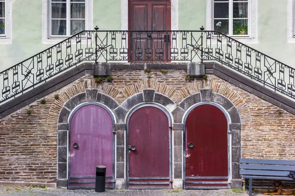 Barevné dveře v historickém domě v Koblenz — Stock fotografie