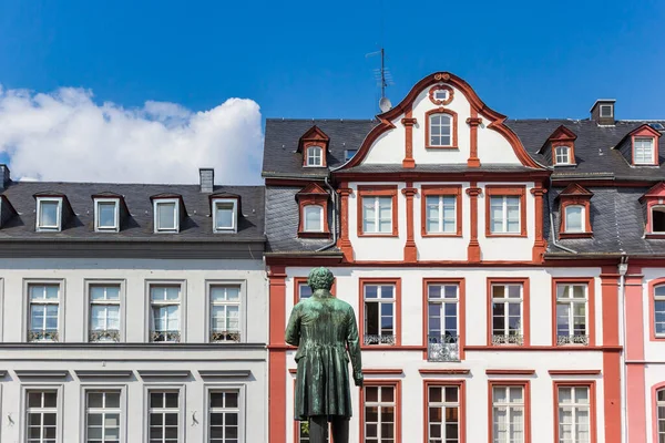 Socha a barevné fasády na náměstí Jesuitenplatz v Kobli — Stock fotografie