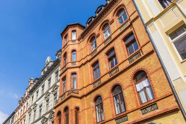 Koblenz 'deki turuncu tuğla bir binanın cephesi. — Stok fotoğraf
