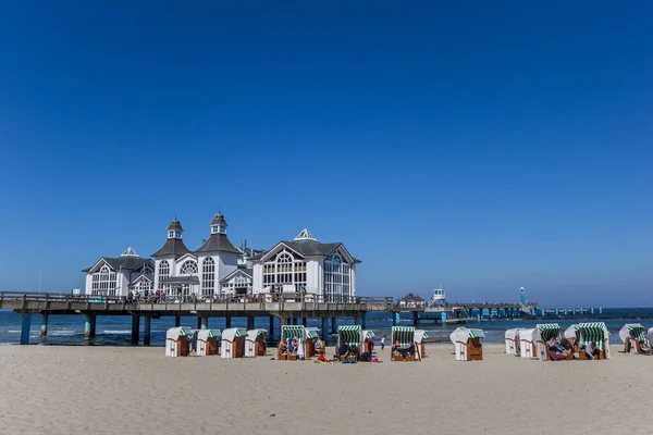 Strandstolar framför havsbryggan i Sellin — Stockfoto