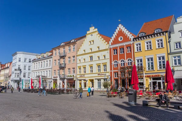 Coloridas casas históricas en la plaza del mercado de Greifswald —  Fotos de Stock