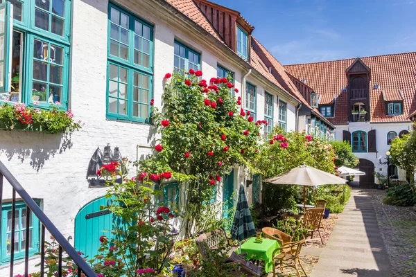 Kleurrijke bloemen op de gevel van een wit huis in Flensburg — Stockfoto