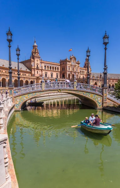 Turistas disfrutando de un paseo en barco por los canales de la Plaza Espana — Foto de Stock