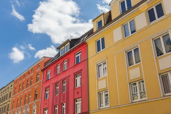 Colorido edificio de apartamentos en el centro de Schwerin — Foto de Stock