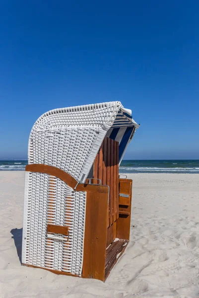 Traditional Strandkorb beach chair on Rugen island — Stock Photo, Image
