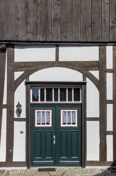 Porta verde in una casa a graticcio a Rheda — Foto Stock