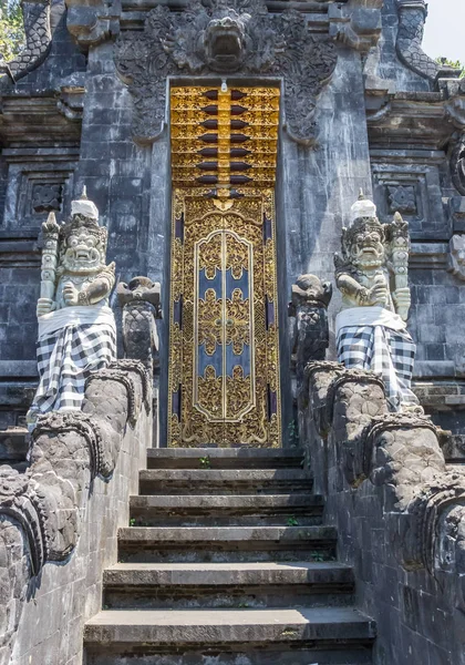バリ島の歴史あるプーラ・ゴア・ローア寺院の扉 — ストック写真