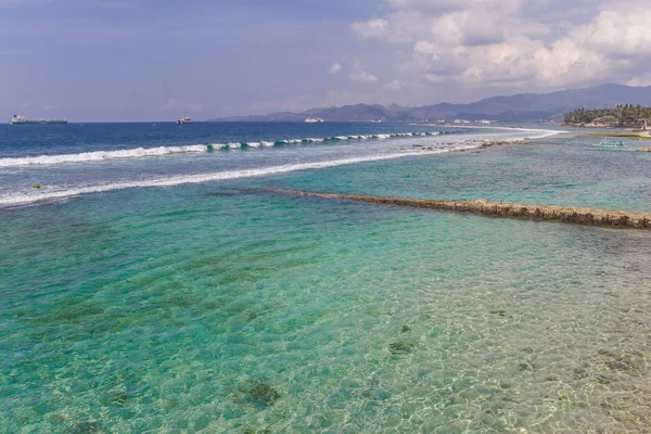 Água azul-turquesa da costa de Candidasa em Bali — Fotografia de Stock