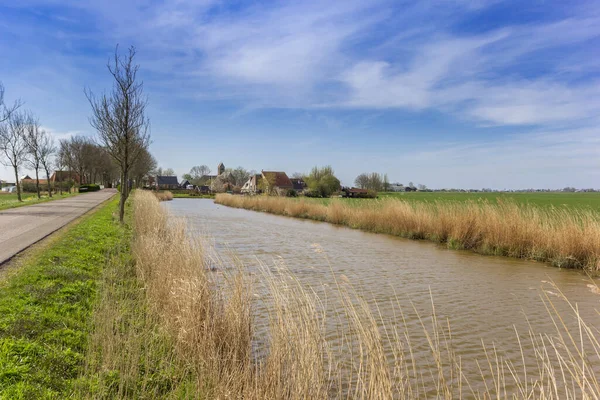 Paisagem Canal Que Conduz Pequena Aldeia Lichtaad Frísia Países Baixos — Fotografia de Stock