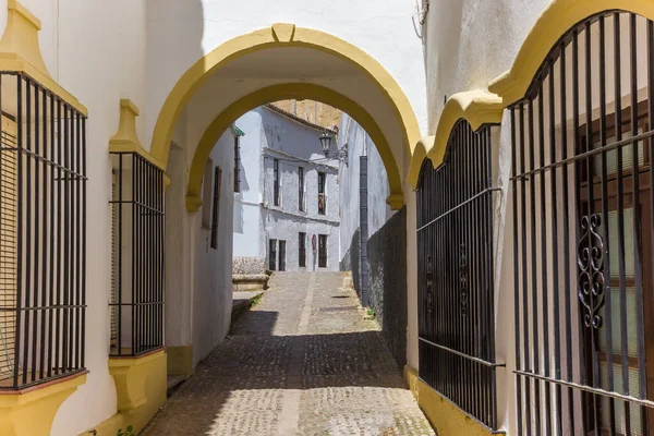 西班牙隆达一条历史性的狭窄街道上的拱门 — 图库照片