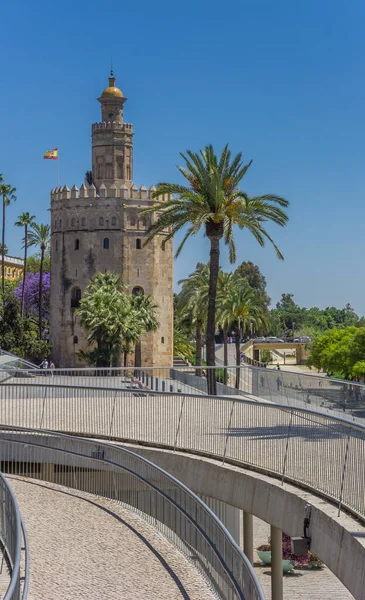 Spanya Sevilla Daki Nehir Kıyısında Altın Kule — Stok fotoğraf