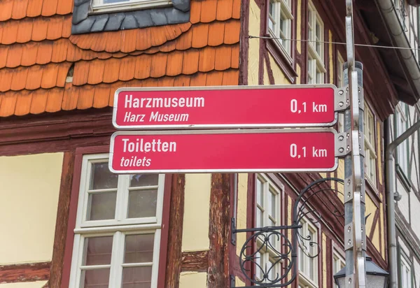 Piros Turista Felirat Egy Félkész Faház Előtt Wernigerode Ban Németországban — Stock Fotó