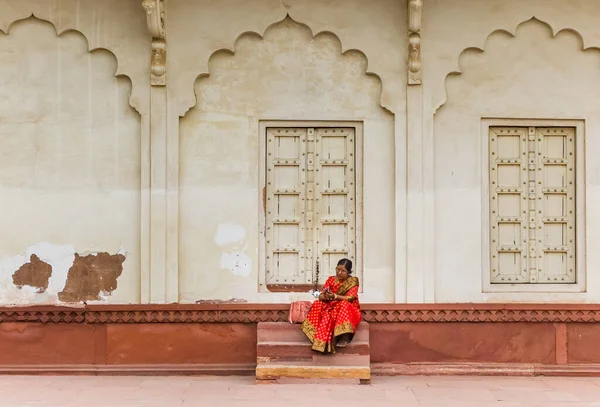 Woman Red Dress Sitting Red Fort Agra India — Stock Photo, Image