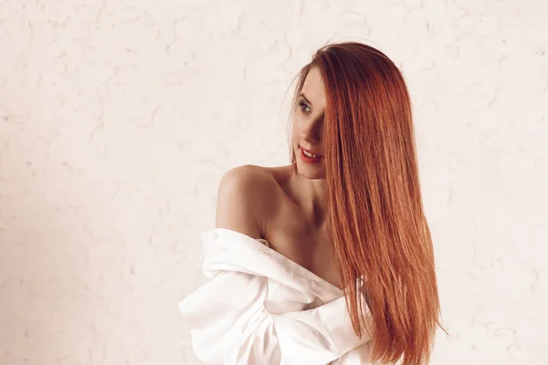 Portrait Jolie Jeune Femme Rousse Aux Cheveux Longs Assis Dans — Photo