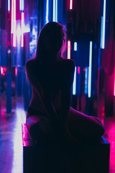 Silhouette Beautiful Young Woman Sitting Mirror Cube Wall Neon Tubes — kuvapankkivalokuva