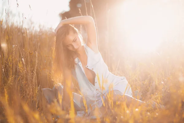 Attraktive Junge Frau Jeanskleidung Sitzt Einem Feld Aus Hohem Gras — Stockfoto