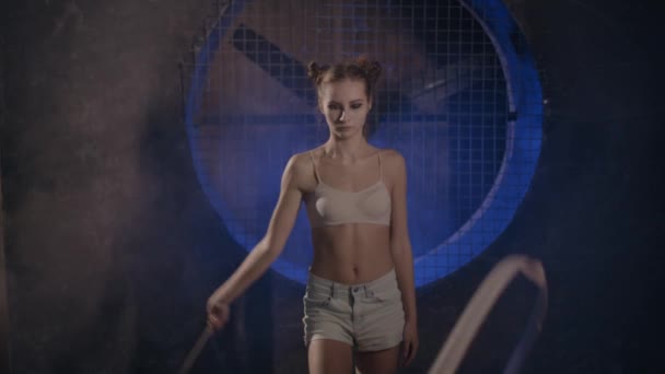 Πανέμορφη Νεαρή Αθλήτρια Γυναίκα Κάνει Προπόνηση Μια Κορδέλα Στο Γυμναστήριο — Αρχείο Βίντεο