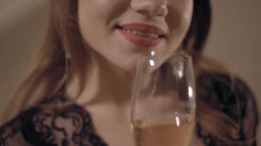 Pembe şarap kadehinin tutan genç şehvetli kadın çekici gülümseme