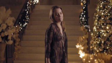 Arka plan dans ve Noel'de alay muhteşem bir genç kadın dekore