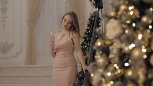 Sensuele jongedame in roze jurk wijnglas kijken en glimlachen — Stockvideo